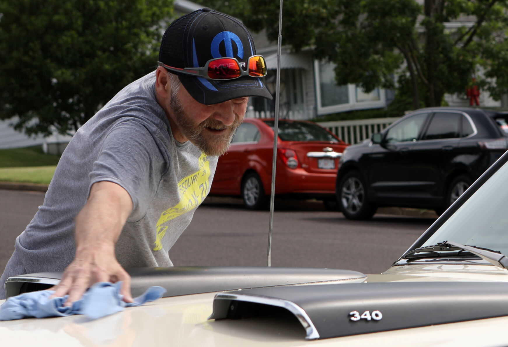 Steve Thornton polishes his car
